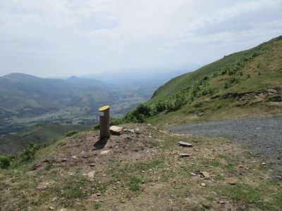 et on retrouve une petite route au col d Apaloy