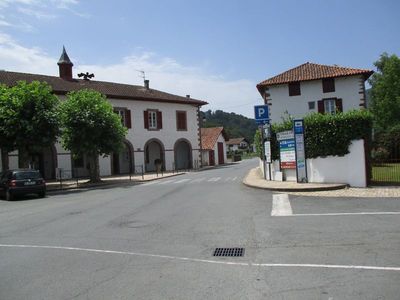 qui nous ramne au centre de St Etienne de Baigorry