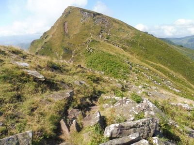 traversant une zone encombre de blocs rocheux