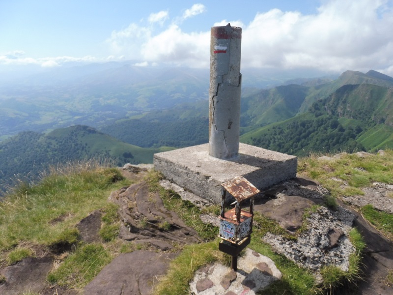 Pic d Iparla 1049m . Pilier ign et buzon