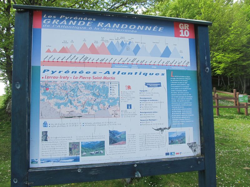 aux chalets d Iraty, le panneau du GR10 en Haute-Soule