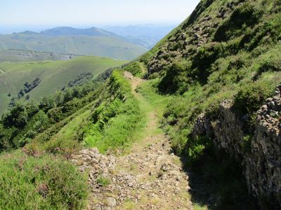 le sentier flanc nord du Pic des Escaliers