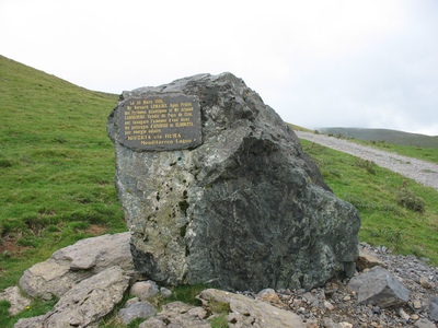 Col de Landerre - le rocher et la plaque 