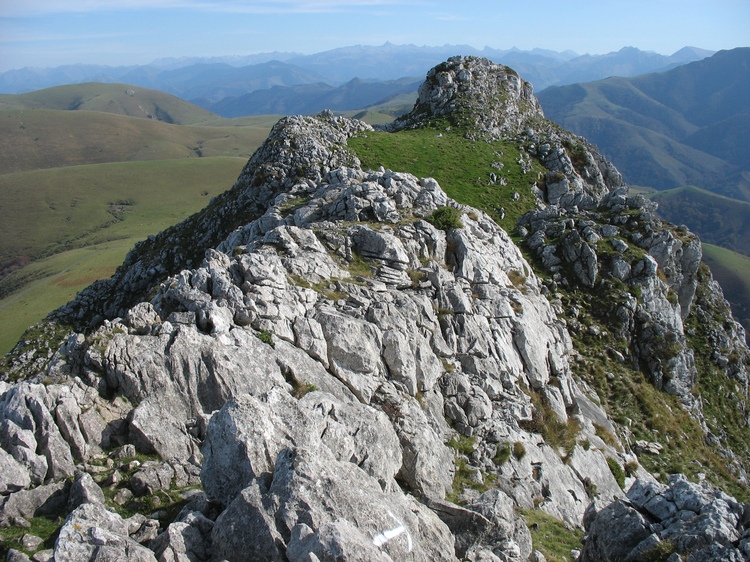 vue de la crête et des Pyrénées en fond