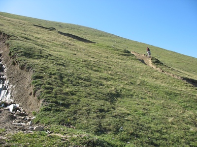 dans la montée 